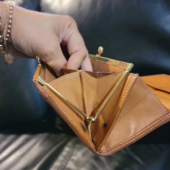 Good used condition Vintage Celine Triomphe Long Wallet with kisslock - Picture 9 of 16